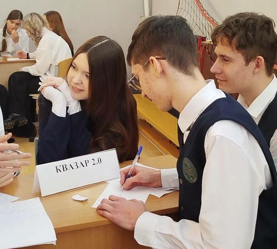 Школьники саратовского региона проверили свои знания в интеллектуальной игре «Что? Где? Когда?»