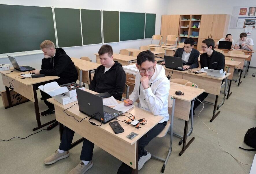 Школьники Саратовской области сразились в управлении дронами