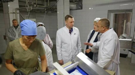 Роман Бусаргин посетил предприятие по производству молочной продукции в Пугачевском районе