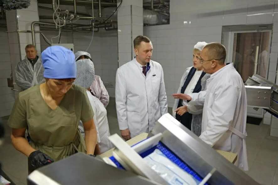 Роман Бусаргин посетил предприятие по производству молочной продукции в Пугачевском районе