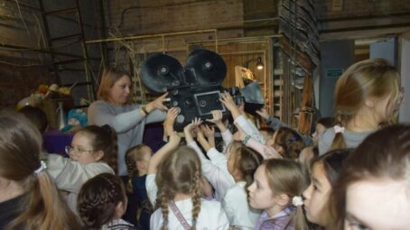 В честь Дня наставника областной театр оперетты провел экскурсии для участников фестиваля «Театральное Приволжье»