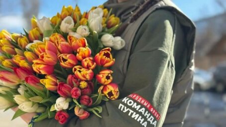 Саратовские активисты поздравили женщин-волонтёров и семьи героев с наступающим 8 Марта