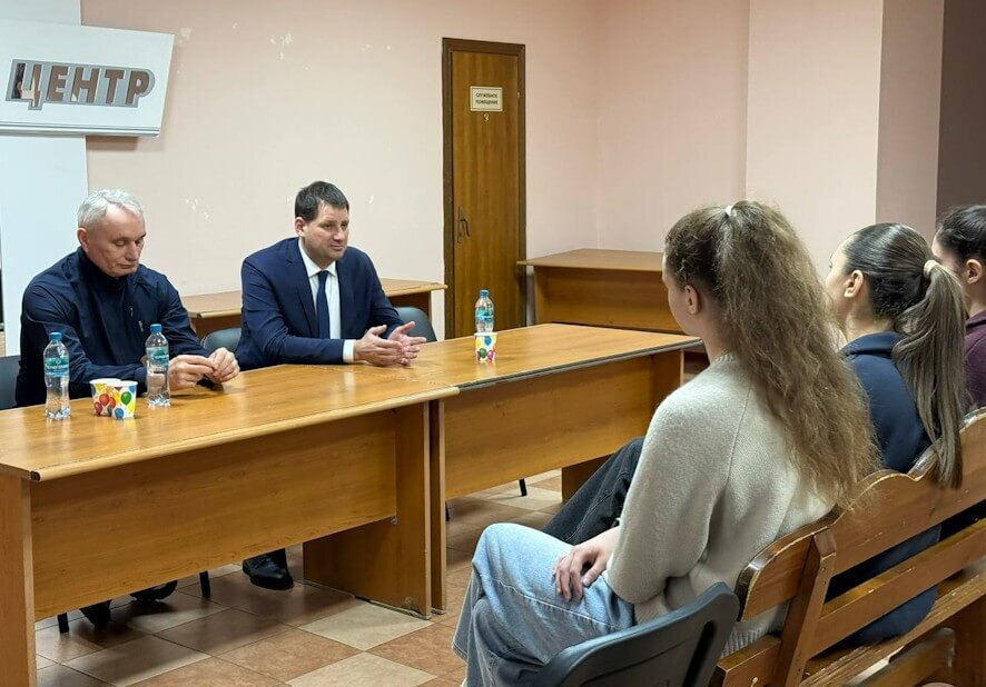 Саратовские чиновники встретились с с игроками волейбольного клуба «Виктория»