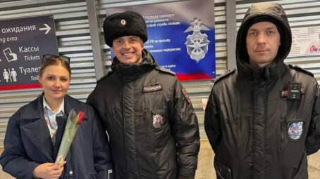 Саратовские транспортные полицейские присоединились к акции «8 Марта – в каждый дом»