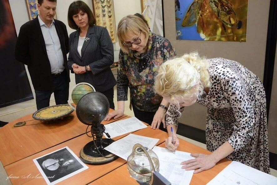 Экспонаты Саратовского музея краеведения на выставке в Национальном центре «Россия»