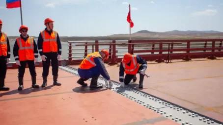 Россия и КНДР соединили пролеты автомобильного моста через реку Туманную