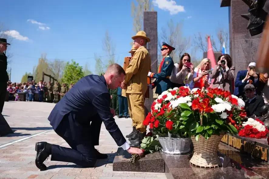 В Саратове, в Парке Победы на Соколовой горе прошла церемония, посвященная увековечиванию памяти военнослужащих, погибших в ходе СВО