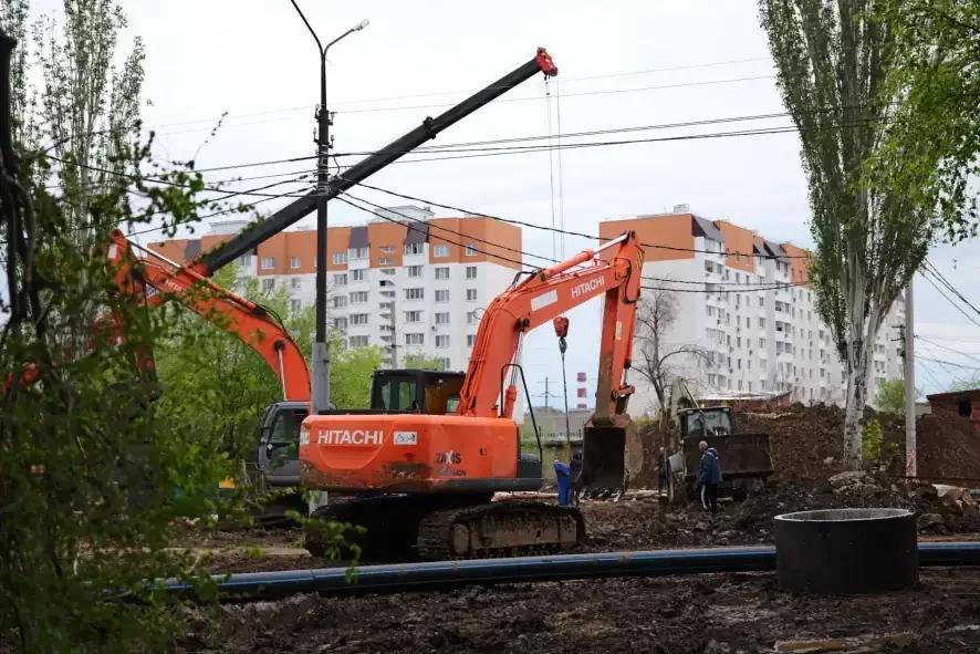 Запланированные работы для организации временного решения на месте масштабной аварии на самотечном коллекторе в Энгельсе практически завершены