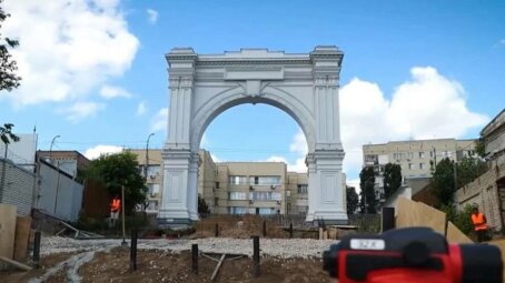 В Саратове идет строительство нового спуска от Триумфальной арки к набережной