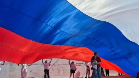 В Парке покорителей космоса впервые развернули 100-метровый Государственный флаг Российской Федерации