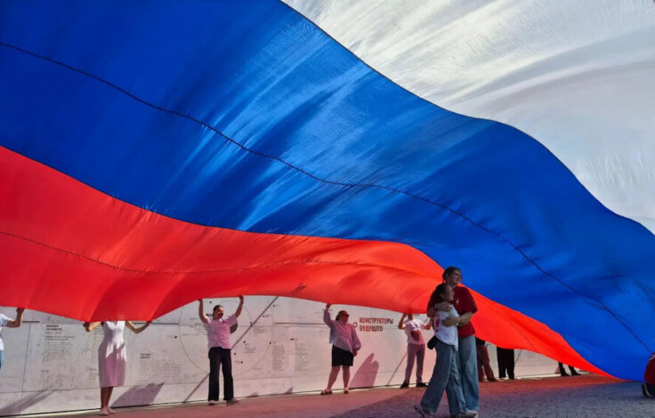 В Парке покорителей космоса впервые развернули 100-метровый Государственный флаг Российской Федерации