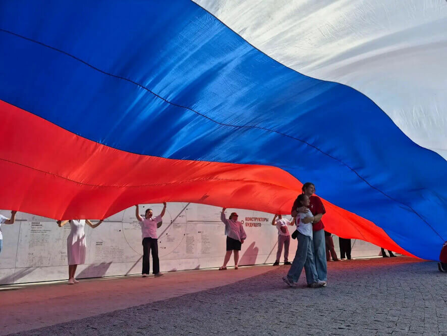 В Парке покорителей космоса впервые развернули 100-метровый Государственный флаг Российской Федерации