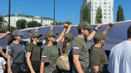 В День Государственного флагав Саратове развернули 140-метровый триколор