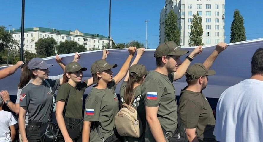 В День Государственного флагав Саратове развернули 140-метровый триколор