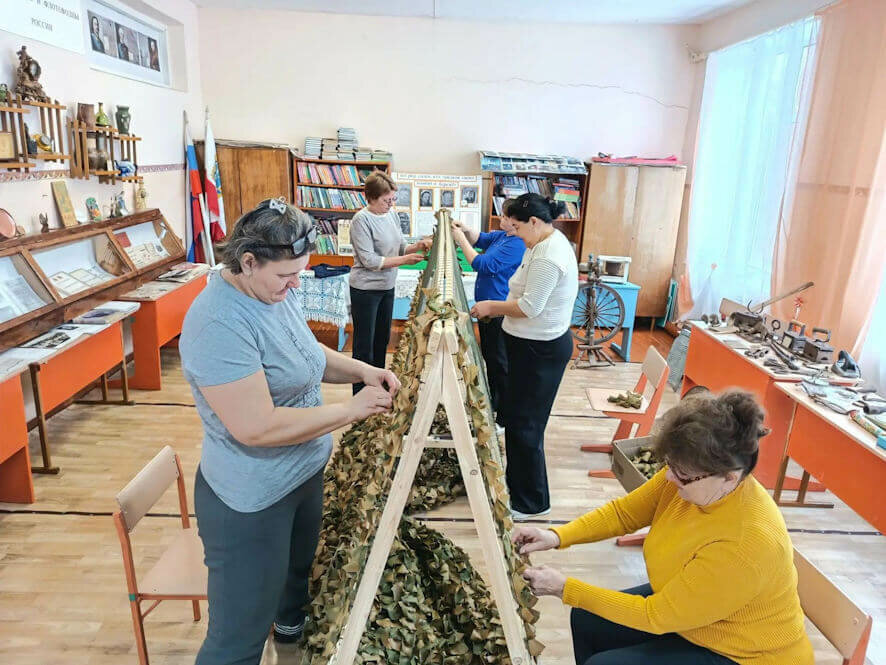 Не остаются в стороне: жители сёл плетут масксети и собирают помощь для военнослужащих
