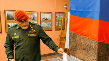 Боевой генерал проголосовал на выборах в Саратове