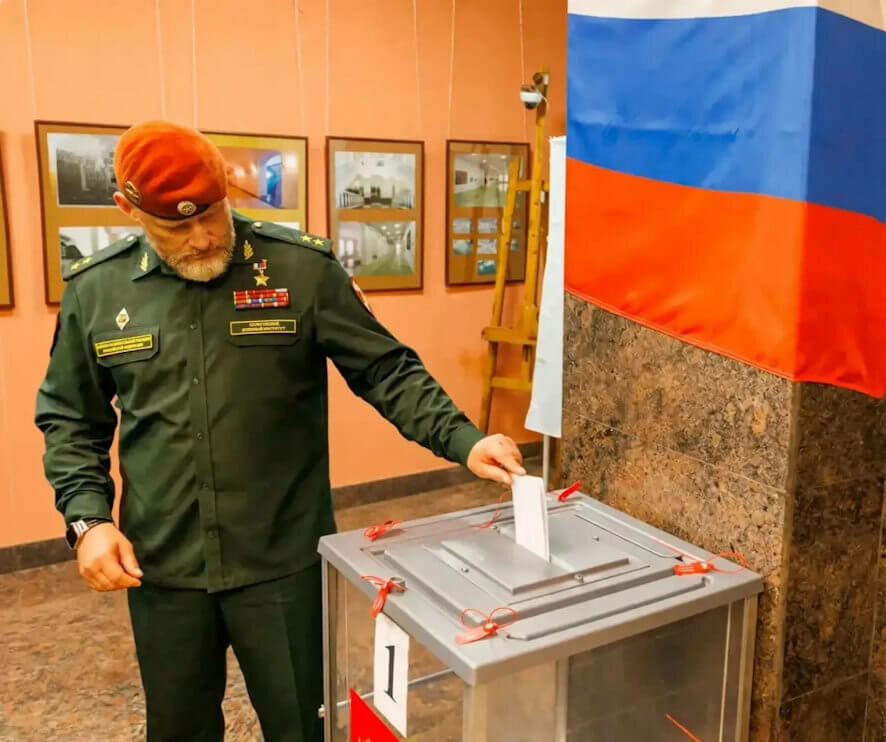 Боевой генерал проголосовал на выборах в Саратове