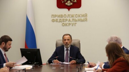 Игорь Комаров провел совещание с главами регионов округа