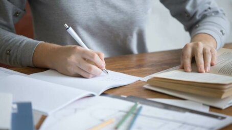 Как помочь подростку в год ОГЭ: советы психолога и преподавателя