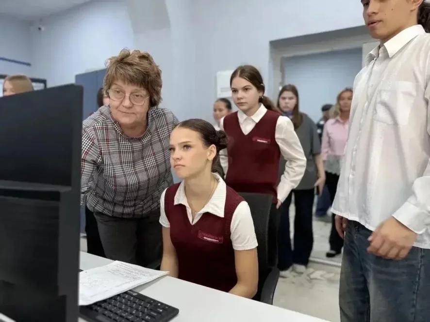 Более 5 тысяч школьников познакомились с профессиями на Едином дне открытых дверей